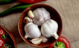 Врачи рассказали, когда лимон и чеснок могут быть опасны