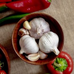 Врачи рассказали, когда лимон и чеснок могут быть опасны