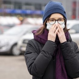 Где обязательно нужно носить маску: список общественных мест в Киеве