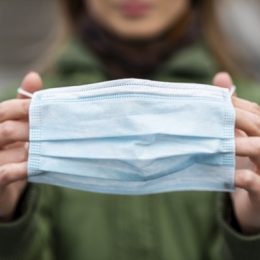 Маска vs респіратор: лікар пояснив, що краще та надійніше