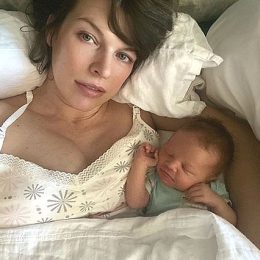 Милла Йовович показала младшую дочку: она такая улыбчивая!