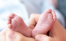 Диво дитина: немовля народилося з маминою спіраллю в руках