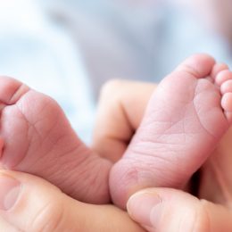 Вопиющая история: в Виннице женщина родила на столе под роддомом