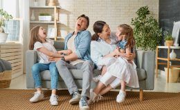 Хватит щекотать детей — им от этого не весело, а страшно