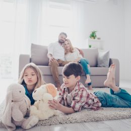 5 факторів з дитинства, які впливають на доросле життя