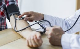 7 признаков, что давление не в порядке и пора вызывать скорую