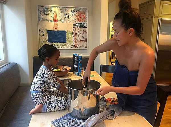 Источник: instagram @chrissyteigen