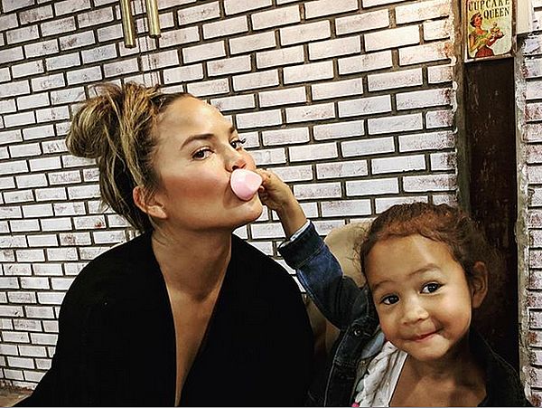 Источник: instagram @chrissyteigen