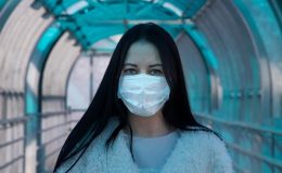 Ученые рассказали, почему опасно не закрывать нос в защитной маске