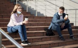 Чоловіки чи жінки? Вчені виявили, для кого COVID-19 небезпечніший