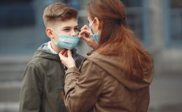 Ученые назвали новый ключевой фактор передачи коронавируса