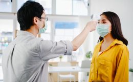 Не транспорт і не ресторани: вчені назвали головне джерело передачі COVID-19