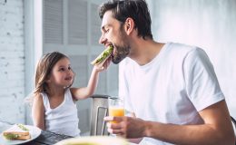 8 фраз, которые нельзя говорить ребенку во время еды