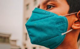 Вчені з’ясували, скільки днів коронавірус активний на грошах та телефонах