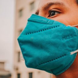 Вчені з’ясували, скільки днів коронавірус активний на грошах та телефонах
