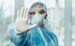 Вірусолог розповіла, хто заражається коронавірусом насамперед