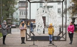У Києві інтерактивна скульптура заговорила голосами людей із раком легень