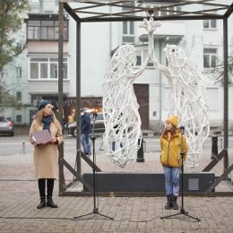 У Києві інтерактивна скульптура заговорила голосами людей із раком легень