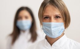 Калькулятор риска: 10 факторов, которые увеличивают шанс подхватить COVID-19