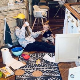15+ кумедних фото про те, як материнство перетворює життя на хаос