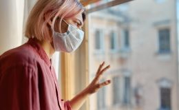 Ученые рассказали, какой симптом COVID-19 предупреждает о потере обоняния