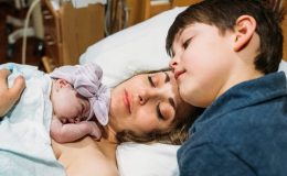 Фотосесія пологів, на яких була присутня 9-річна дитина, підірвала мережу