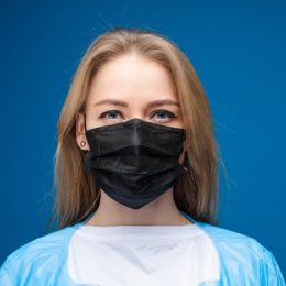 8 острых вопросов о вакцинации против COVID-19: комментирует иммунолог
