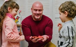 Купуйте благодійні лоти від зірок, щоб діти та батьки були разом на Новий рік