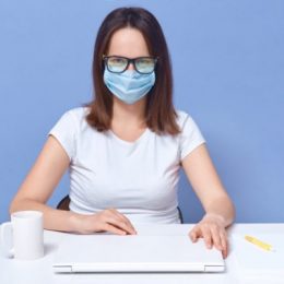 5 способів носіння медичної маски, щоб окуляри не запотівали