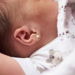 Молодую маму захейтили за то, что она проколола дочке уши в 8 недель