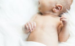 Молодая мама шокировала сеть длинными ногтями своей маленькой дочери