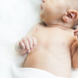 Молодая мама шокировала сеть длинными ногтями своей маленькой дочери