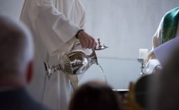 Лечение крещенской водой: 10 советов, как использовать святую воду