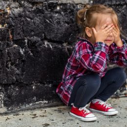 Як діяти, якщо ви стали свідком жорстокого поводження з дитиною?