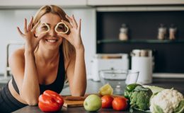 Гинеколог назвала продукты, которые влияют на развитие молочницы