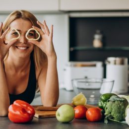 Гинеколог назвала продукты, которые влияют на развитие молочницы