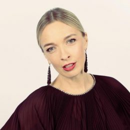 Вагітна Василіса Фролова знялася в образі Міккі Мауса