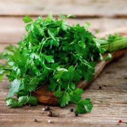 4 продукта, которые помогут избавиться от отеков