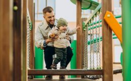 Что делать, если ребенок укололся иглой от шприца на детской площадке?