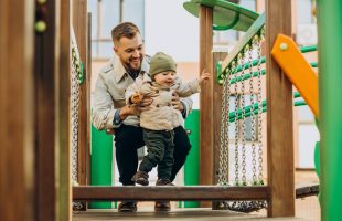 Що робити, якщо дитина укололася голкою від шприца на дитячому майданчику?