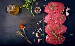 Врачи назвали самое опасное мясо для женщин