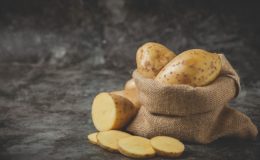 Кому нельзя молодой картофель и чем он опасен