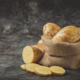 Кому нельзя молодой картофель и чем он опасен