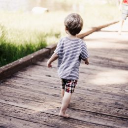 5 привычных фраз, которые родители не должны говорить сыновьям