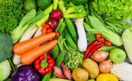 Врачи рассказали, кому нельзя есть сырые овощи и фрукты