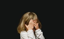 Родительское безразличие: 10 последствий детства без любви