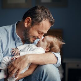 Почему маленького ребенка нельзя встряхивать: опасная сторона укачивания