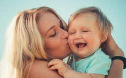 Усього два слова, які допоможуть мамі, коли немає сил на виховання дитини