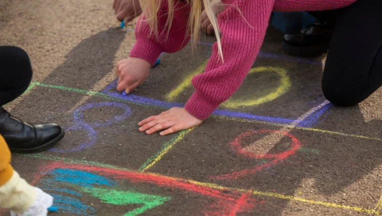 ігри з крейдою на асфальті