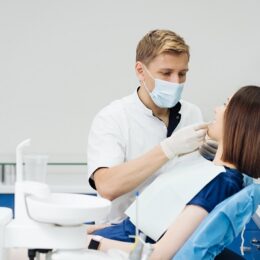 Стоматолог назвав шкідливі засоби для відбілювання зубів